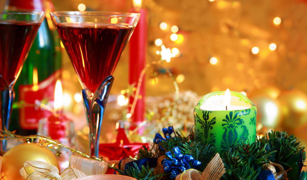 Праздничный стол и свеча