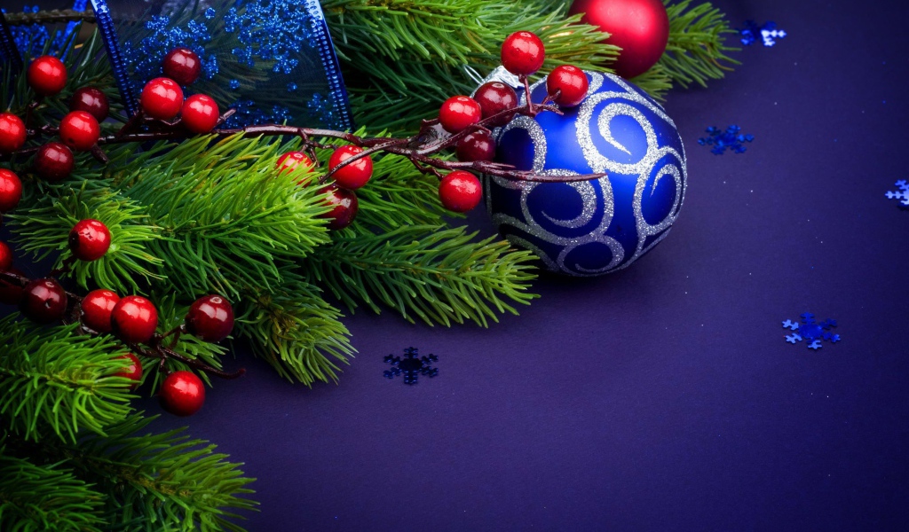 Ёлочная ветка и синяя игрушка