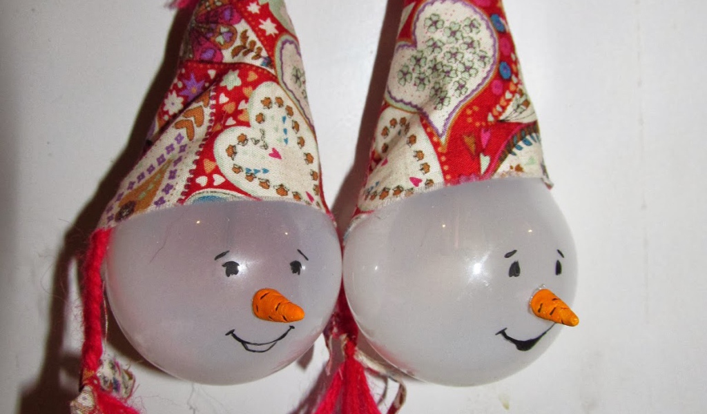 Елочные игрушки из лампочек