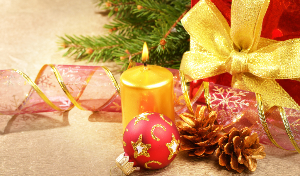 Елочная игрушка шишка