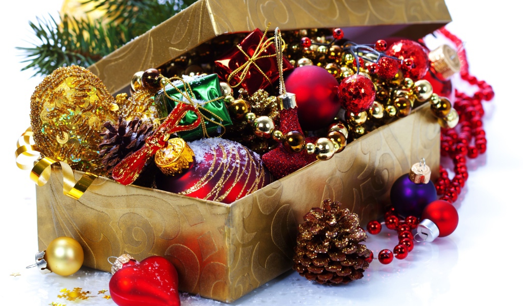 Елочные игрушки из шишек