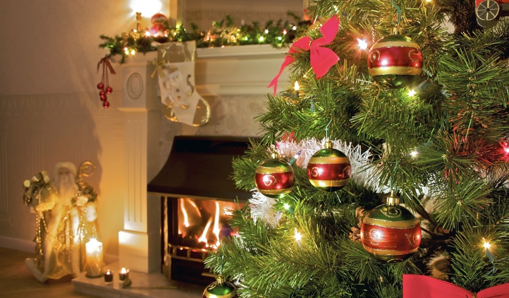 Новогодняя ёлка в уютном доме