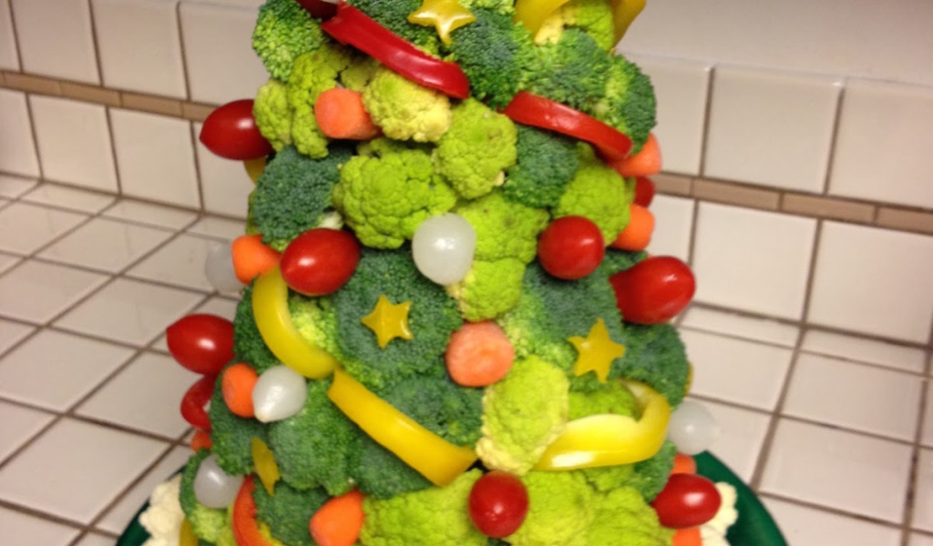 Новогодняя елка из овощей