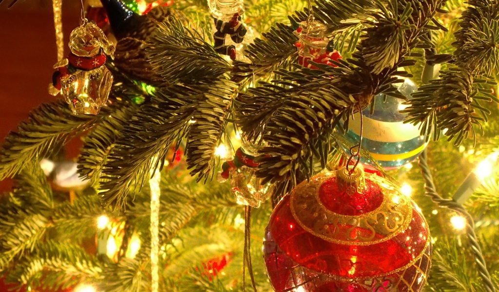 Пушистая елка на Новый 2014 Год лошади