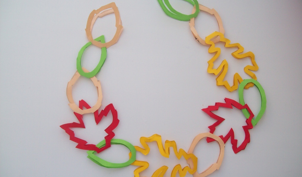 Гирлянда из осенних листьев