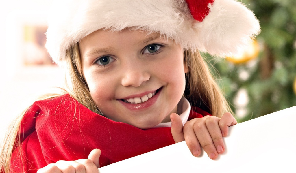 Девочка в костюме снегурочки