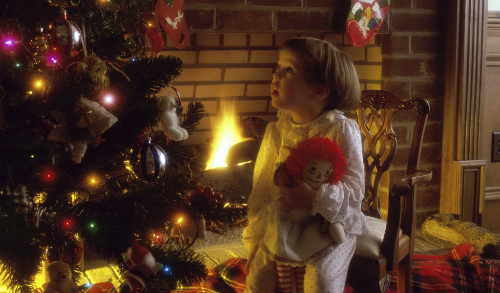 Ребенок у Новогодней елки