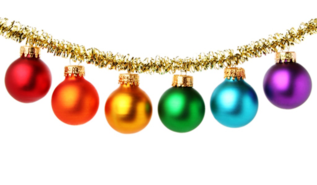 Разноцветные ёлочные игрушки на белом фоне