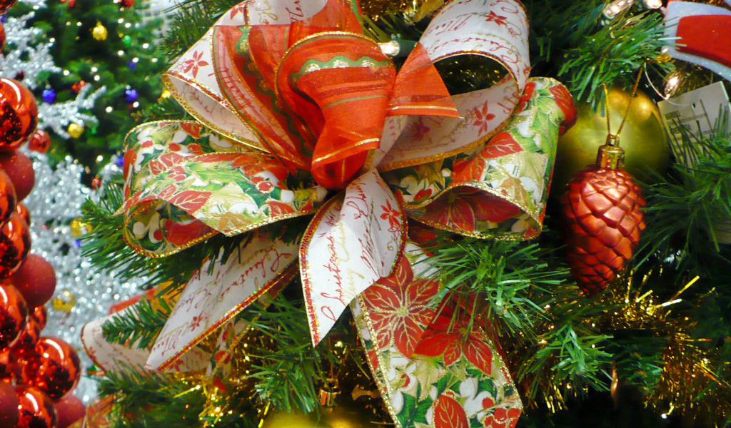 Празднование Нового Года лошади у елки