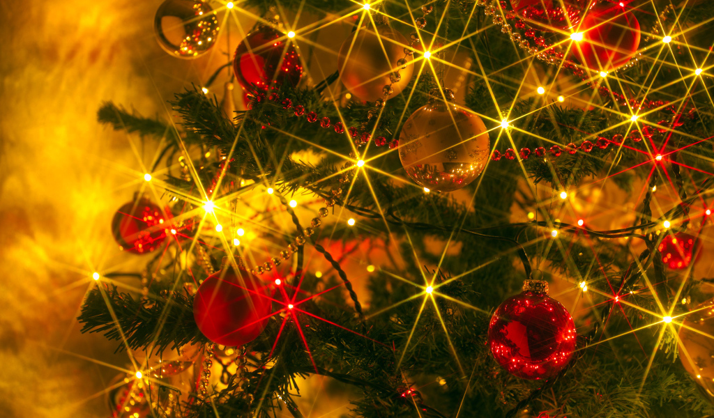 Новогодняя елка удивительные украшения 2014