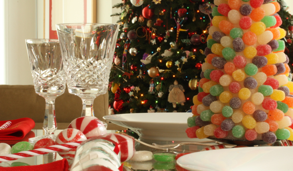 Новогодняя елка и красивый стол