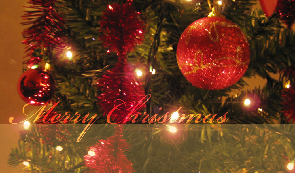 Новогодняя елка украшена красными игрушками