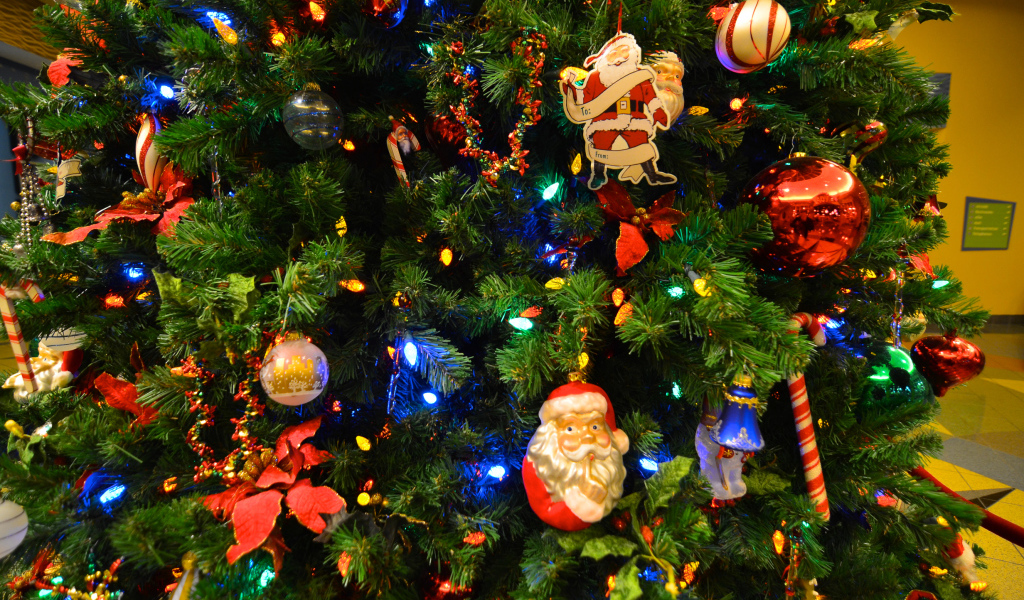 Новогодняя елка с Дедом Морозом