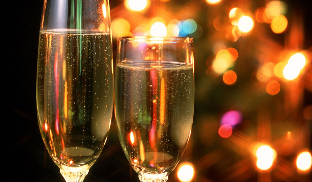 Поднятие бокалов шампанского в Новый год