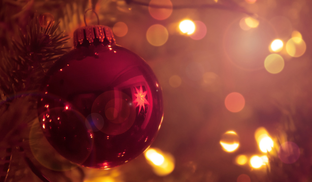 Красная елочная игрушка