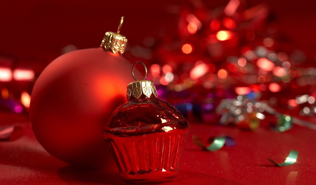 Красные ёлочные игрушки