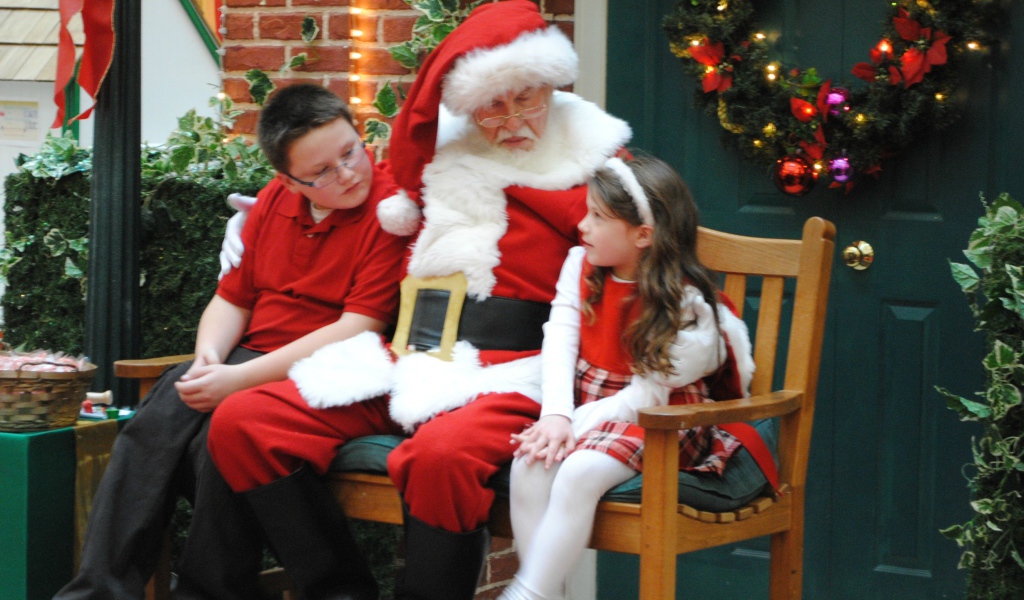 Дед мороз дарит подарки