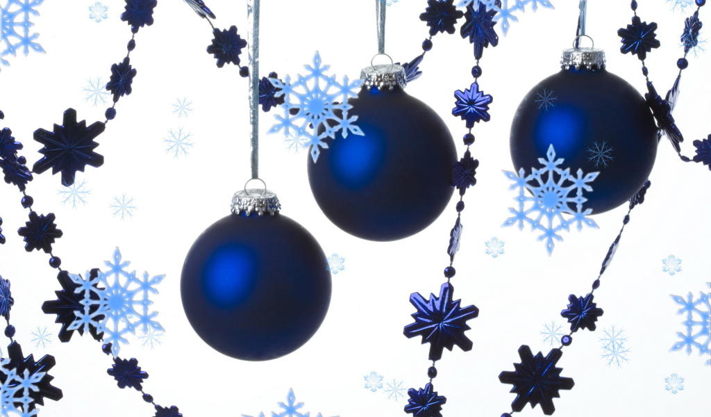 Глупые снежинки тают на гирляндах