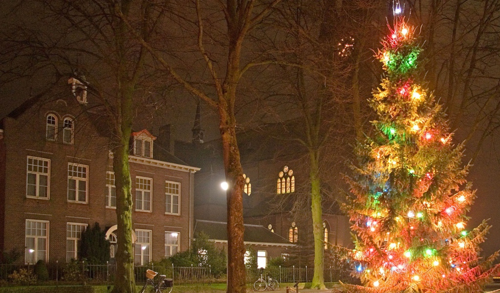 Простая но красивая новогодняя елка