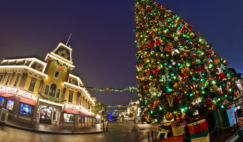 Интересная новогодняя елка