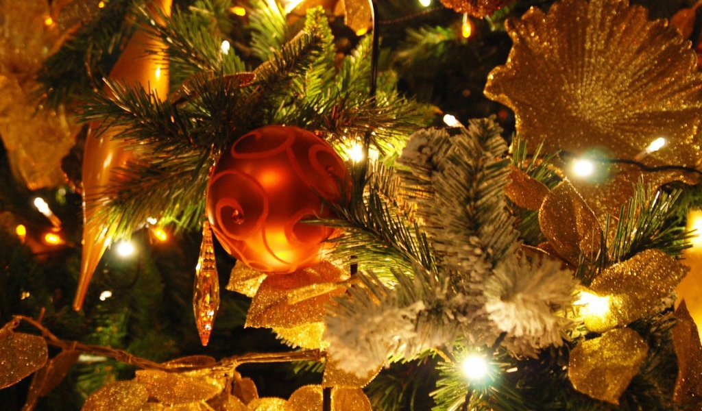 расивая Новогодняя елка с небольшой красный игрушкой