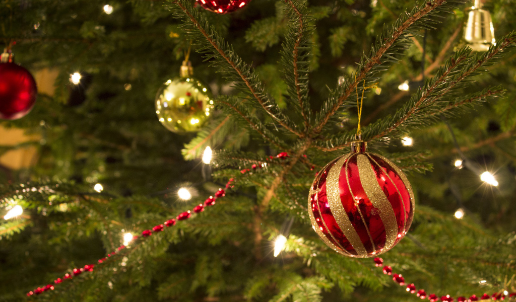 Красная игрушка на новогодней елкe