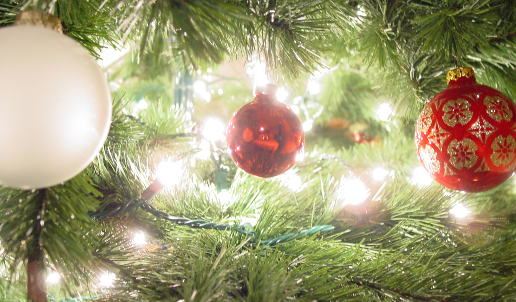 Три маленькие игрушки на новогодней елки