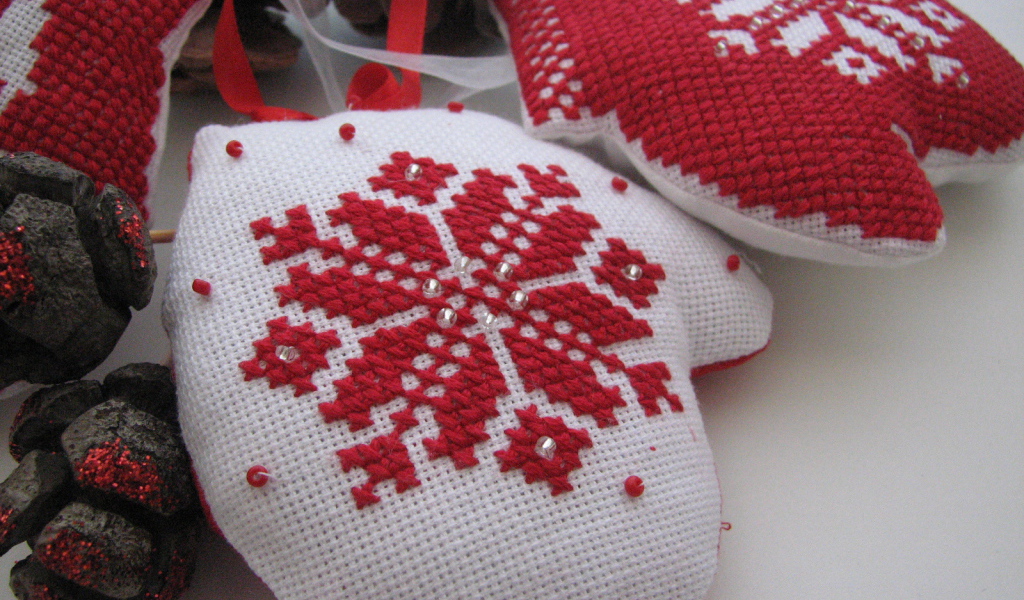 Первые елочные игрушки