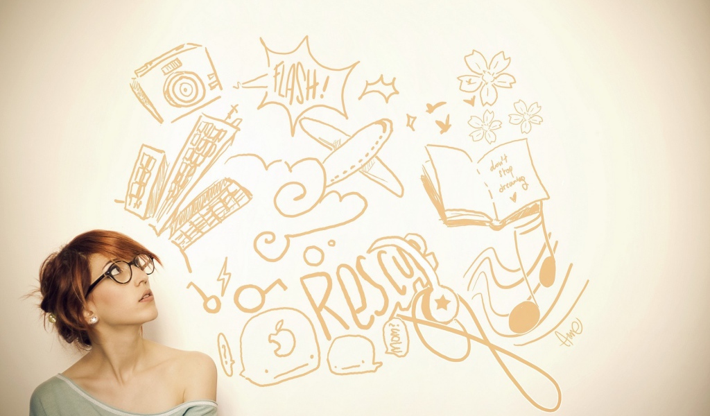 Девушка в очках смотрит на рисунки