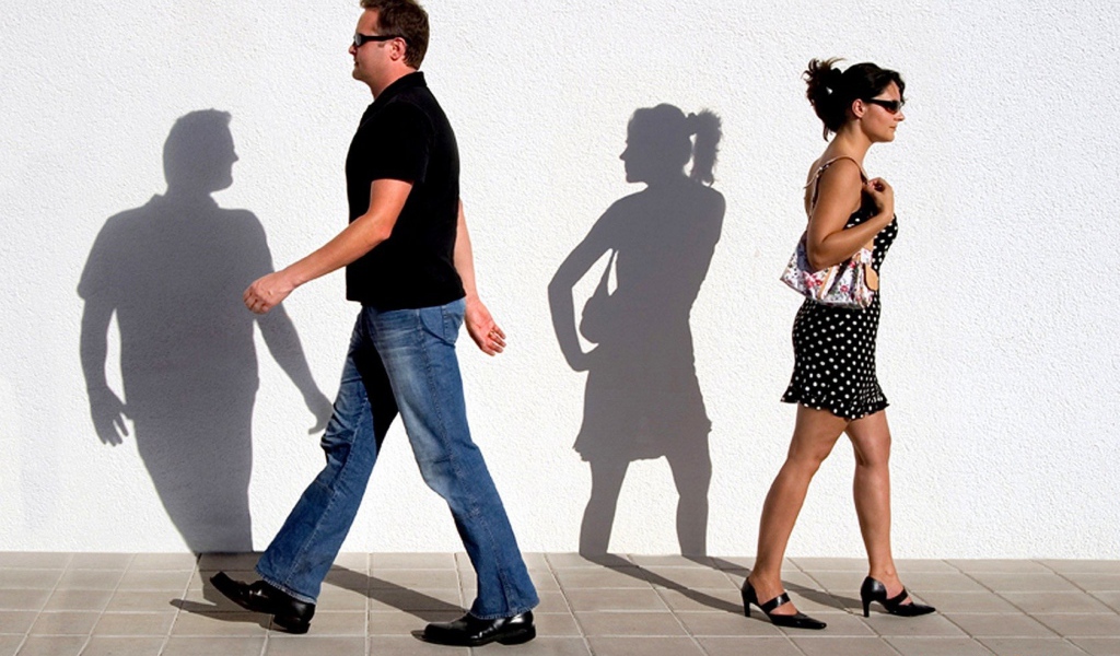 Тени людей оглянулись