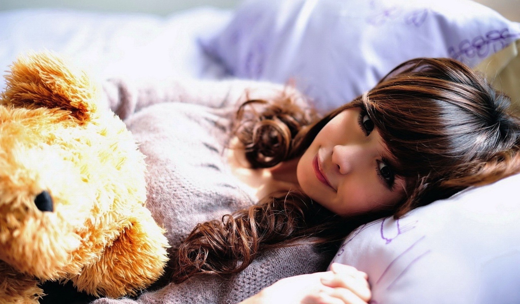 Девочка с игрушкой