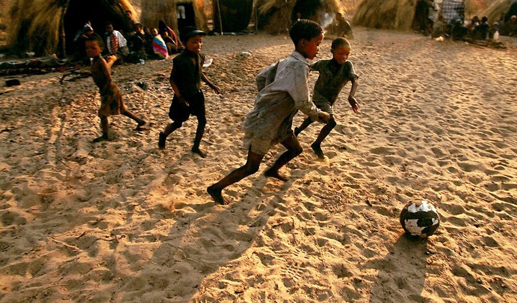 Дети Африки играют в футбол