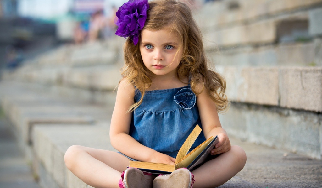 Девочка с книгой