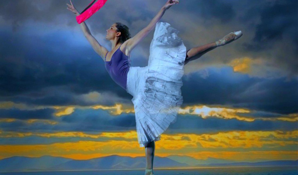 Молодая балерина на фоне моря