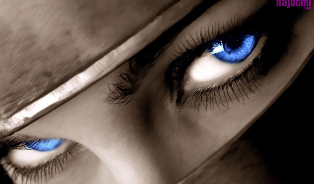 Черные брови и синие глаза