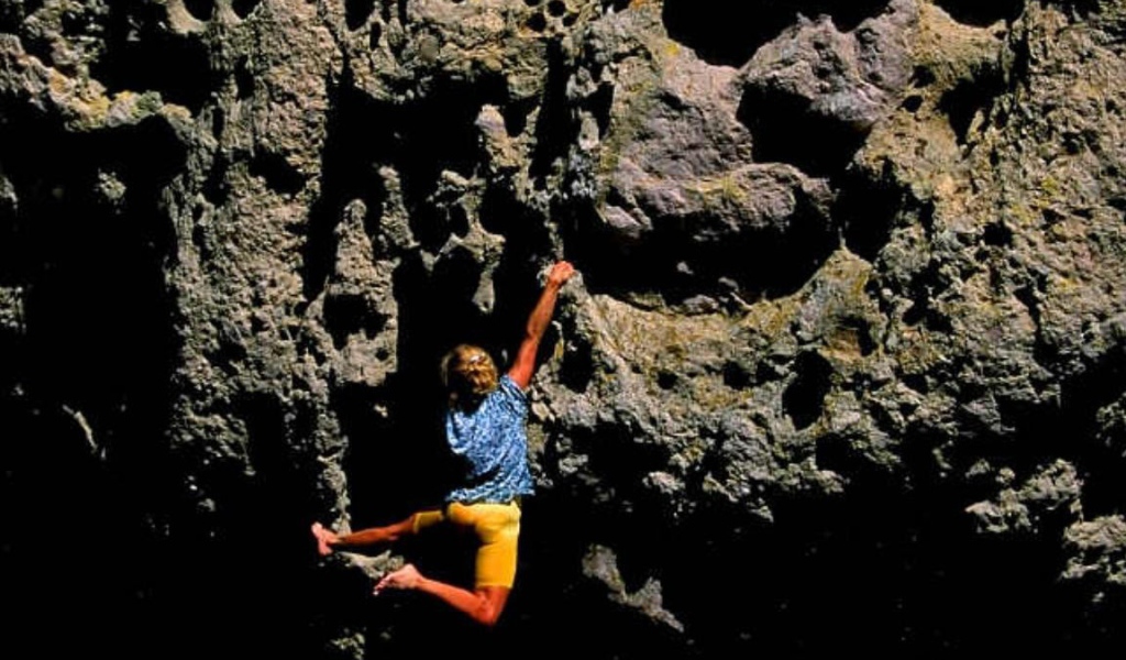 Девушка занимается скалолазаньем