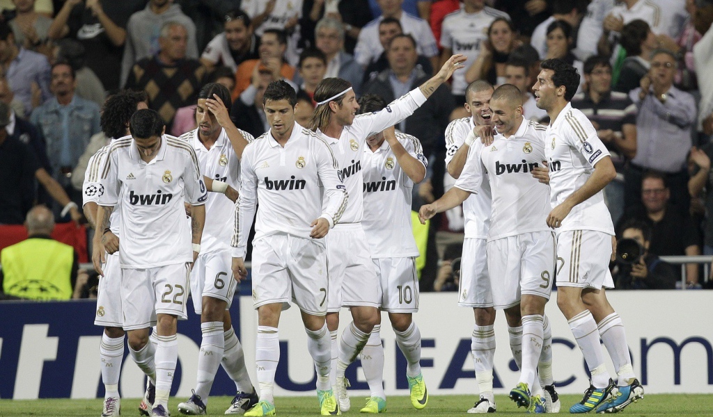 Футбольная команда выходит на поле