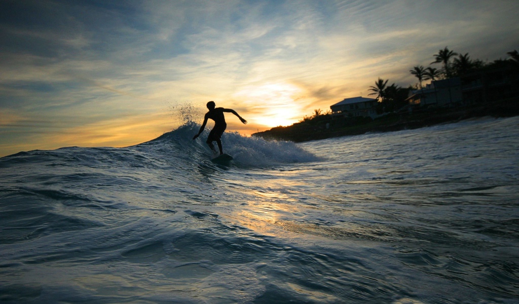 Серфер на закате