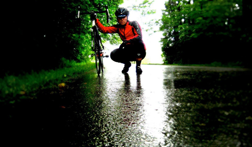 Велосипедист на мокрой дороге