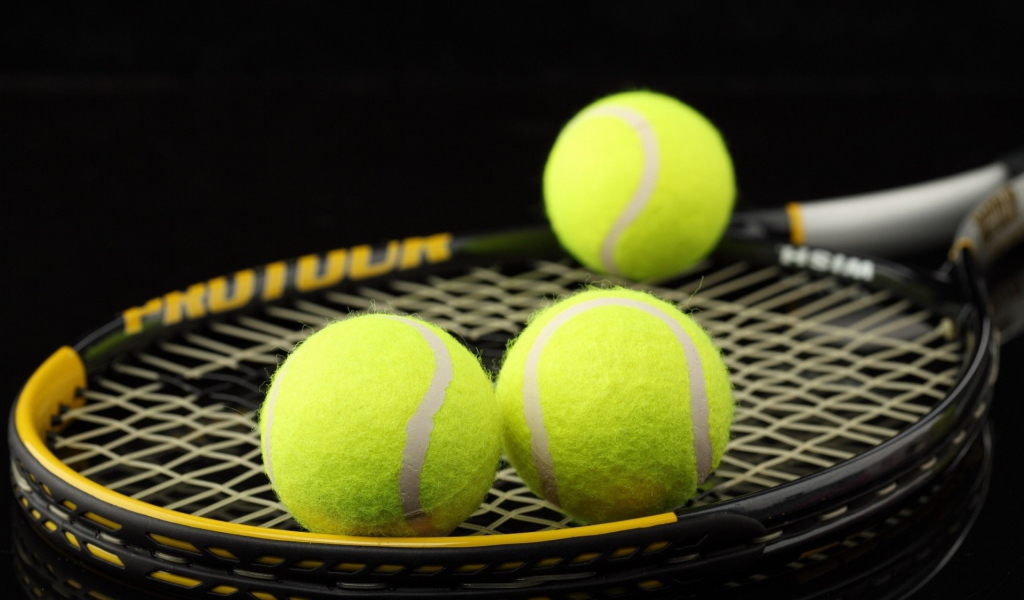 Три мяча на ракетке