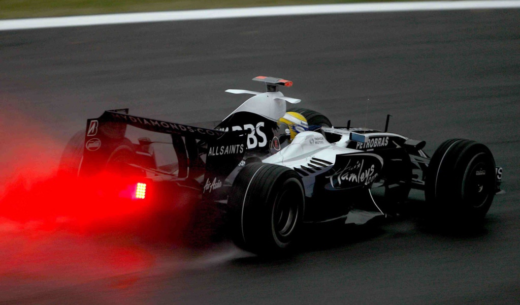 Формула один разгоняется