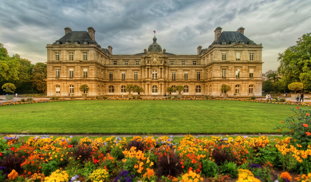 Замок в Париже