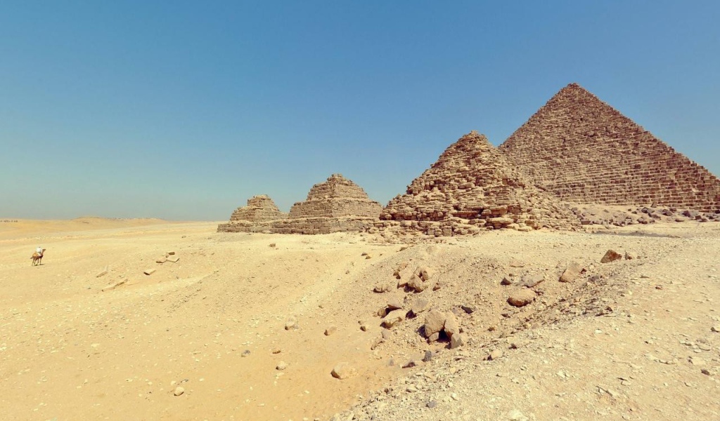 Египетские пирамиды в пустыне