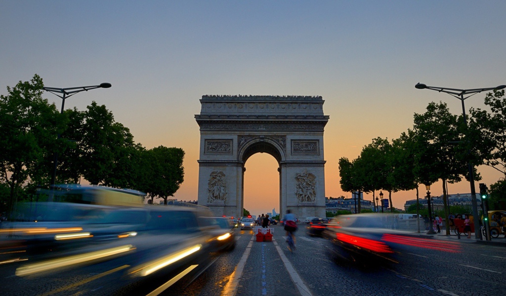 Триумфальная арка вид с дороги