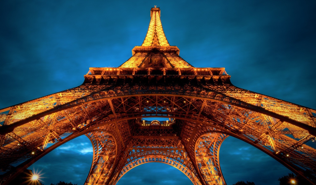 Эйфелева башня в огнях