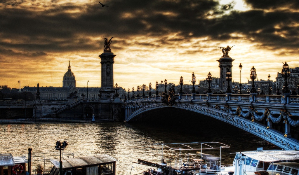 Мост в вечернем Париже