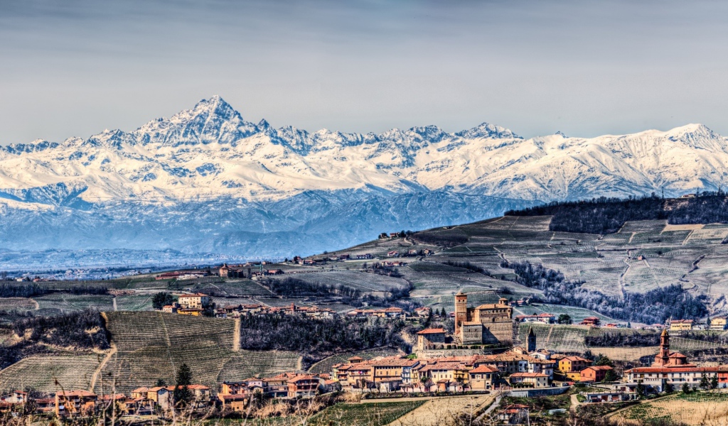 	 Италия Пьемонт у подножия гор