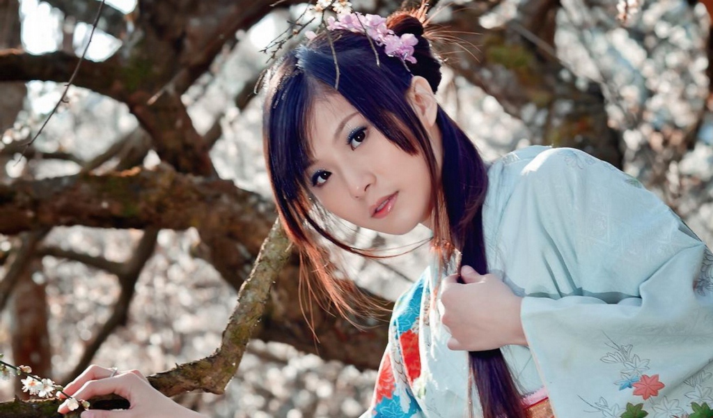 Японская девушка в кимоно