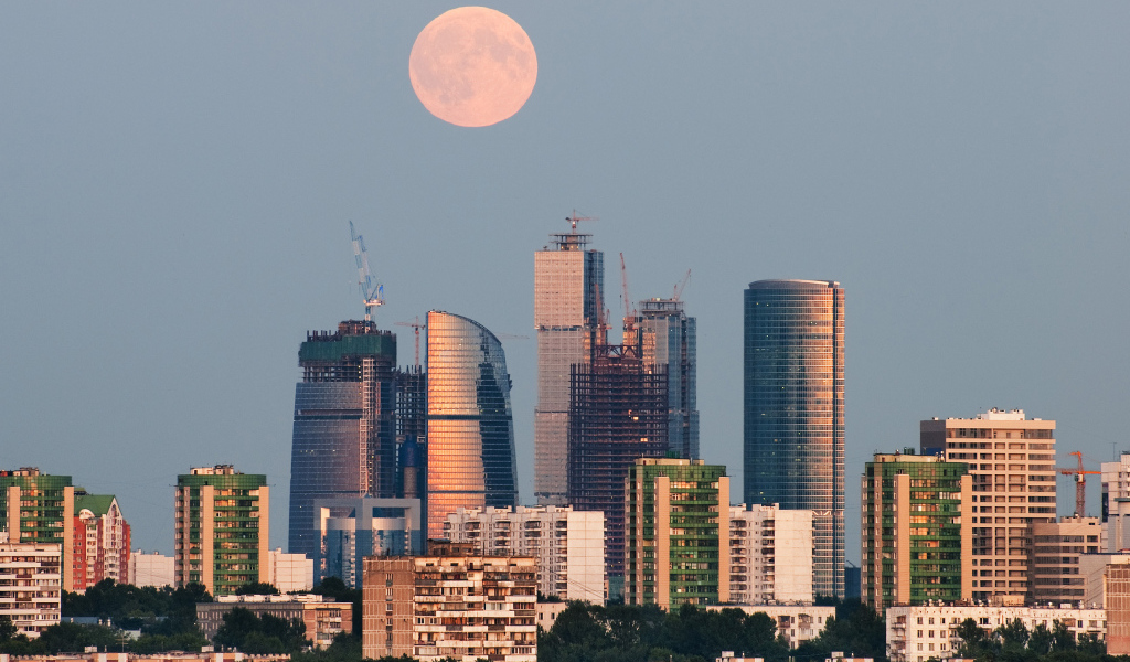 Day moon in moscow