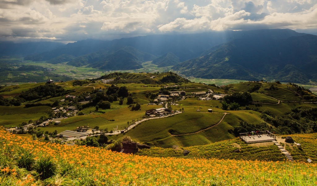 Холмистый зеленый пейзаж Тайваня